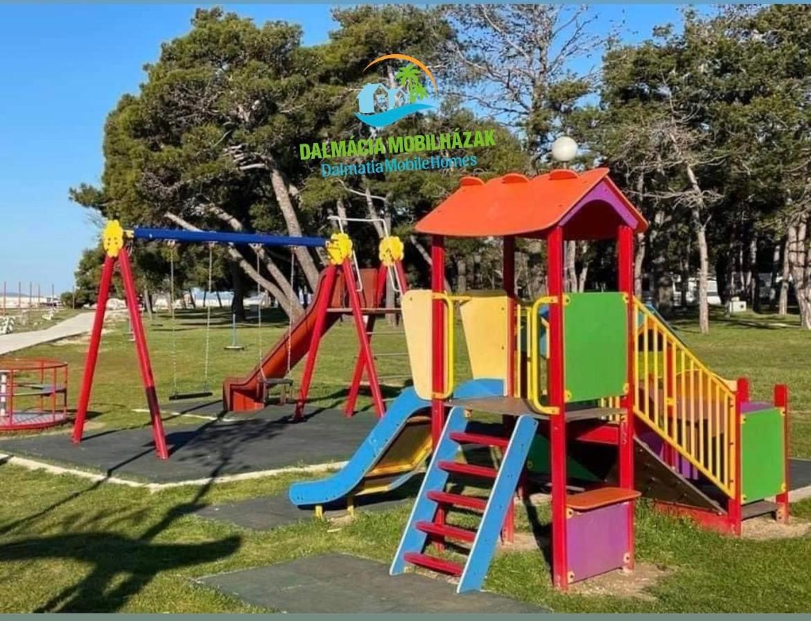 Dalmacia Mobile Homes And Caravans At The Beach Privlaka  Bagian luar foto